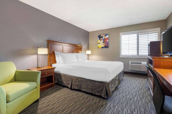 Room 6 of 43