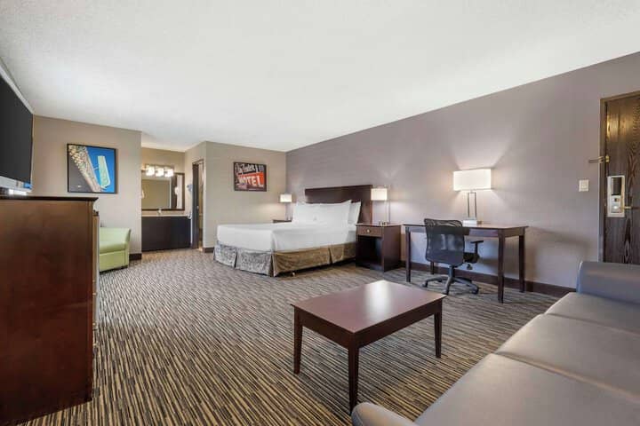 Room 4 of 43
